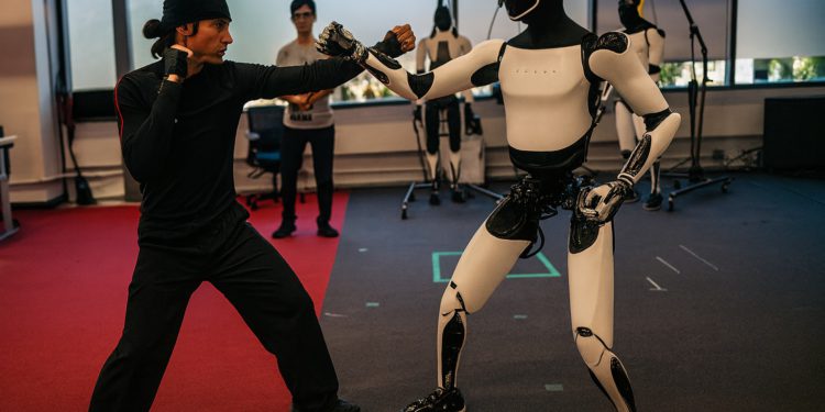 optimus | 動區動趨-最具影響力的區塊鏈新聞媒體 特斯拉Optimus機器人「功夫對打」像真人覺醒!馬斯克:V3版本很不一樣