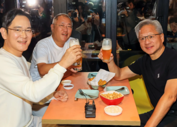 黃仁勳與三星、現代掌門人共進炸雞晚宴，引爆韓國「雞肉迷因股」狂歡