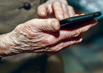 你發現了嗎？中老年人正逐漸成新一代手機成癮者