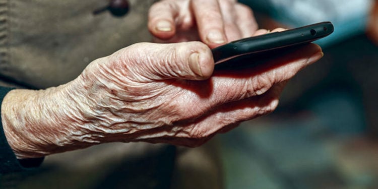 你發現了嗎？中老年人正逐漸成新一代手機成癮者