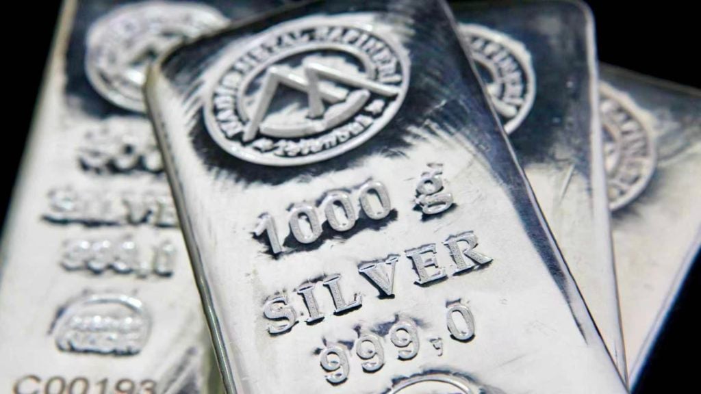 白銀站上 63 美元再創歷史新高!今年漲逾 100% 遠超黃金、比特幣,明年挑戰 100 美元大關?