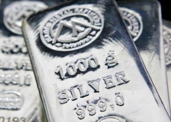 白銀站上 63 美元再創歷史新高！今年漲逾 100% 遠超黃金、比特幣，明年挑戰 100 美元大關？