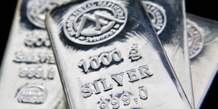 白銀站上 63 美元再創歷史新高！今年漲逾 100% 遠超黃金、比特幣，明年挑戰 100 美元大關？