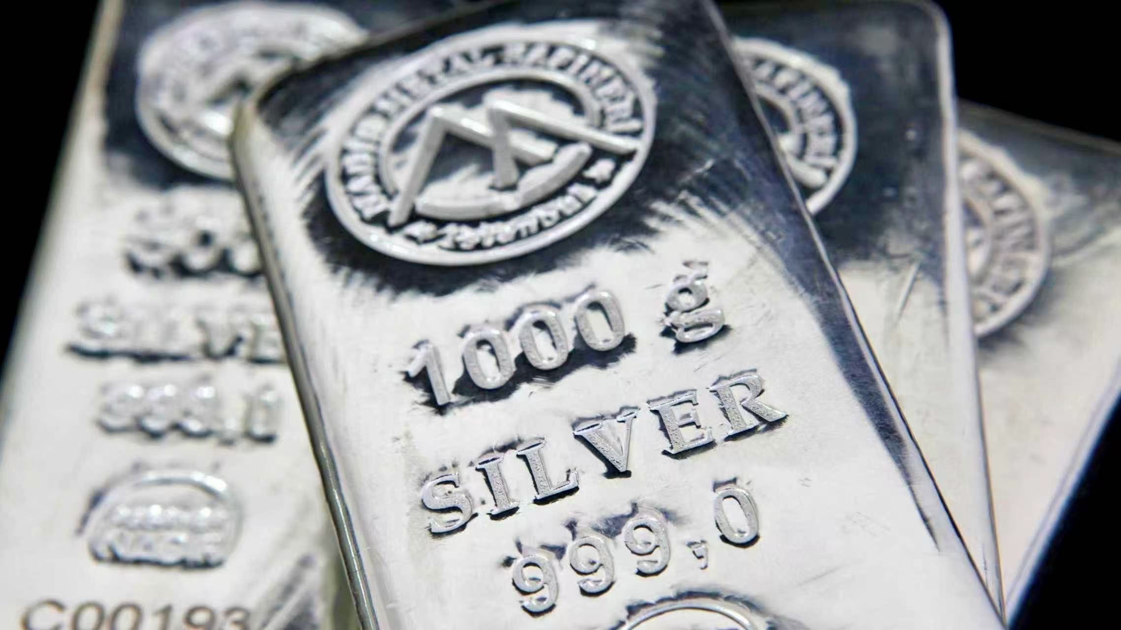 白銀站上 63 美元再創歷史新高！今年漲逾 100% 遠超黃金、比特幣，明年挑戰 100 美元大關？