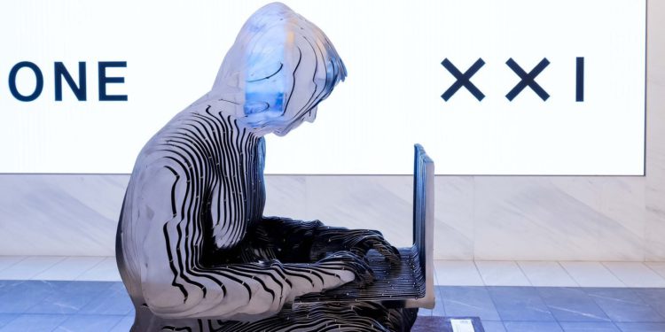 satoshi | 動區動趨-最具影響力的區塊鏈新聞媒體 中本聰雕像進駐華爾街:精心策劃的「收編」,或是革命的勝利?