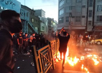 伊朗大規模抗議升級：千人被捕、一夜斷網、流亡王子號召起義..強力鎮壓在即？