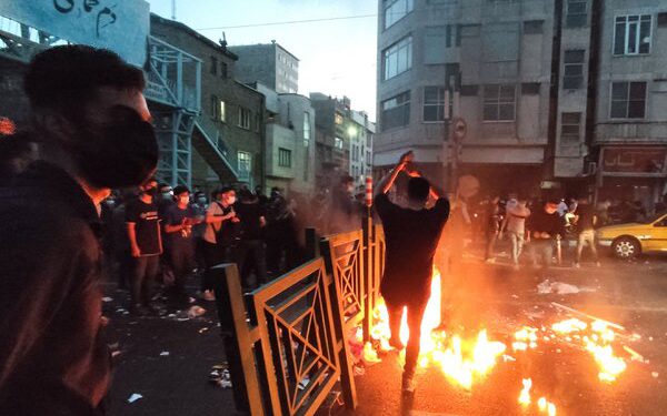 伊朗大規模抗議升級：千人被捕、一夜斷網、流亡王子號召起義..強力鎮壓在即？