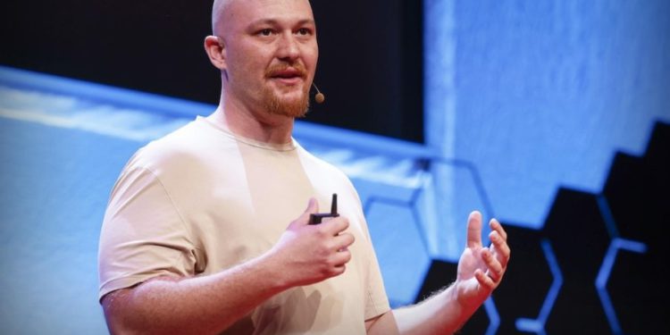 他曾被稱為「恐怖分子支持者」，如今他的 AI 公司 Replit 估值達 30 億美元