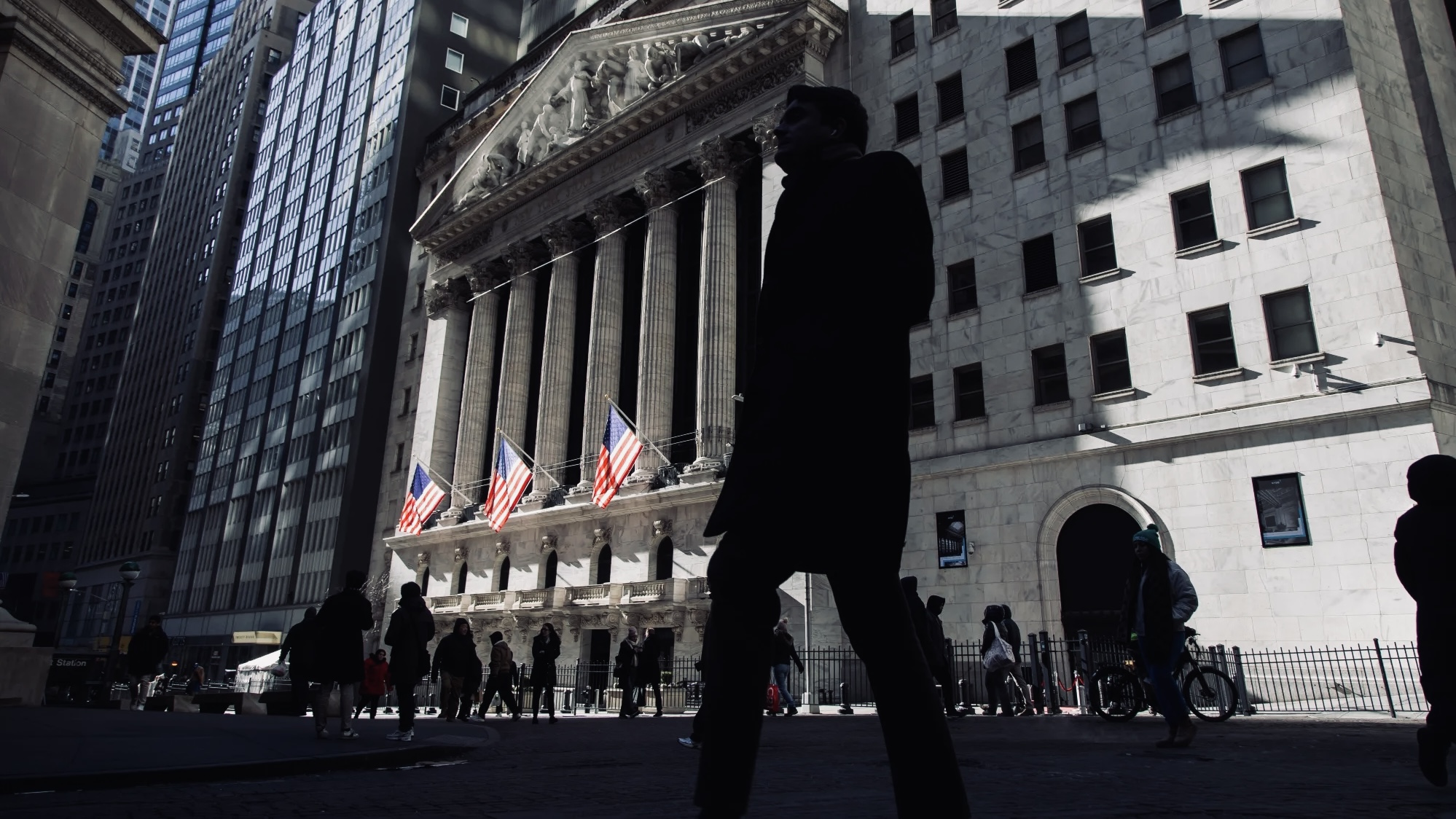 美國12月ADP就業數據溫和反彈「略遜預期」，比特幣走弱跌破9.2萬美元、以太坊失守$3200