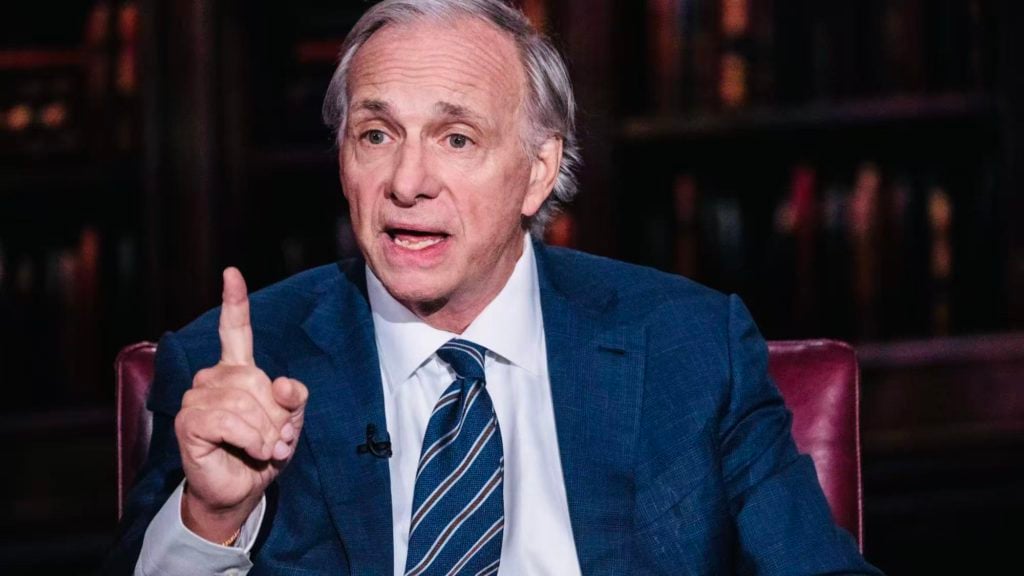 橋水基金達利歐警告：全球正處於資本戰爭「邊緣」！黃金仍是最佳避險工具