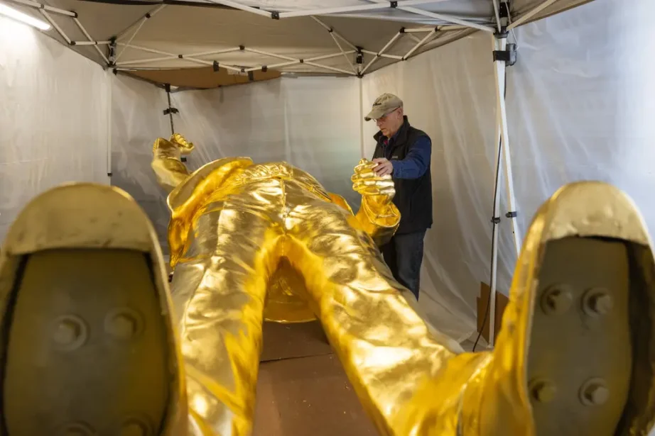 迷因幣行銷新招：30 萬美元打造座川普鍍金雕像