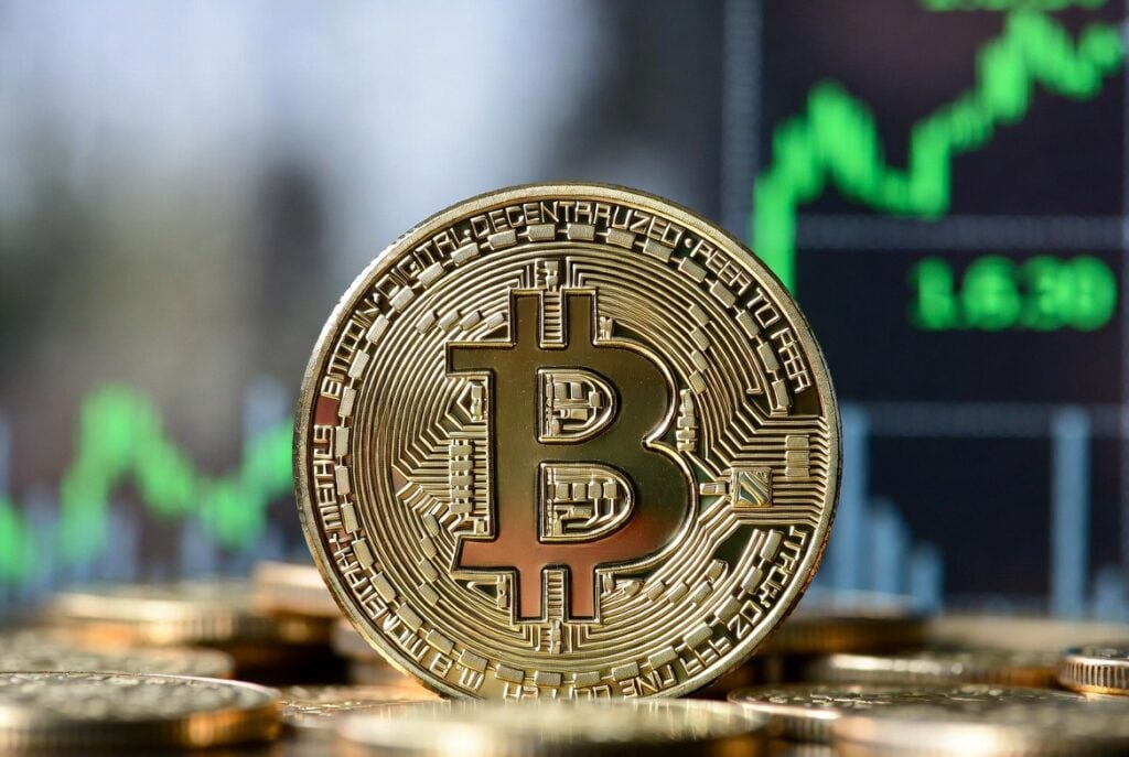 比特幣突破 6.8 萬、以太坊衝破 2100 美元!全網爆倉破 3.3 億美元,幣安合約客慘虧千萬