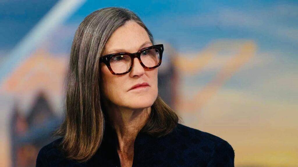 女股神大倒貨！Ark Invest 拋售數千萬美元 Meta 與 Nvidia 股票，同步減持自家比特幣 ETF