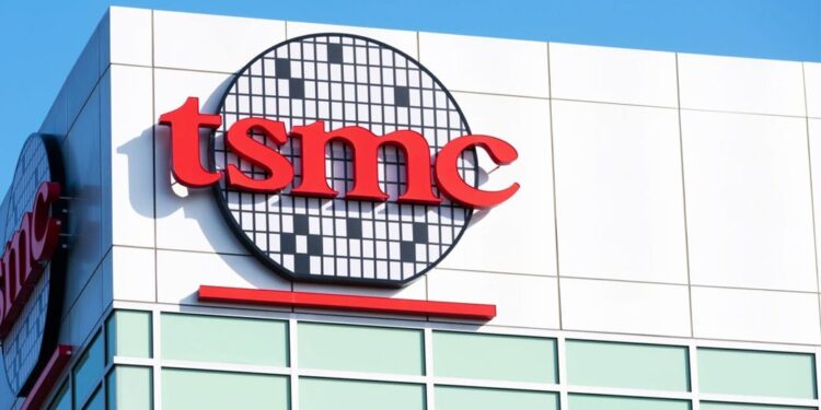 台積電大舉徵才 8000 人：碩畢年薪 220 萬，商管、人資也在招募中