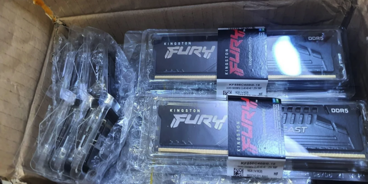 太爽！花 100 鎂買亞馬遜退貨盲盒，開出 40 條 DDR5 記憶體