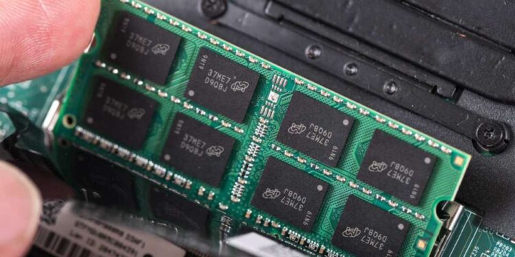 記憶體太貴：全球手機市場今年恐萎縮 13%，OPPO、vivo、小米等平價機喊漲