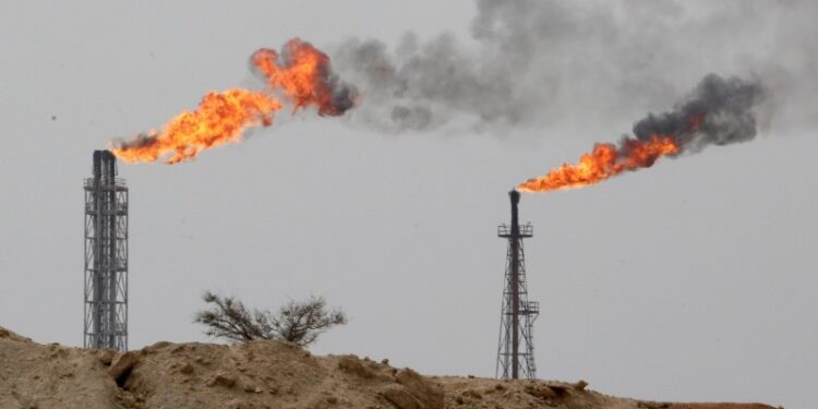 伊朗封鎖荷莫茲海峽，油價恐衝破 100 美元，台股週一開盤剉咧等？