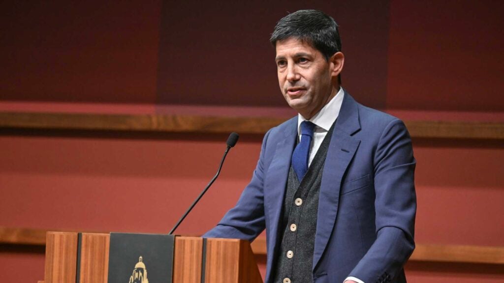 Fed 準主席華許身家超 1 億美元!Kevin Warsh 資產涉足加密貨幣 Blast、AI 新創投資