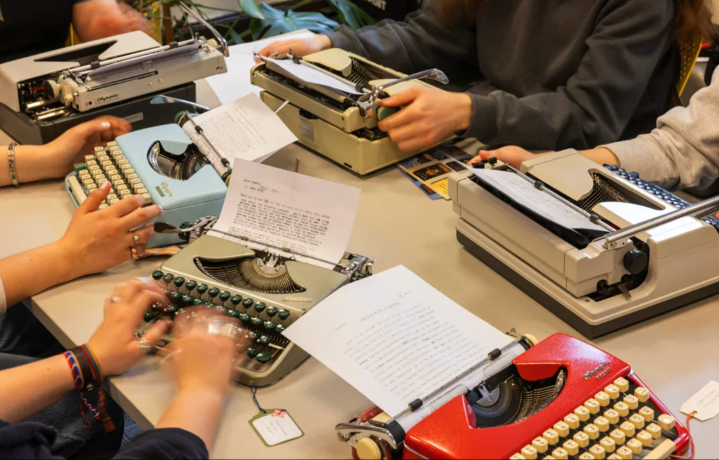 這名老師要求學生用機械打字機寫作，戒掉 AI 獨立思考