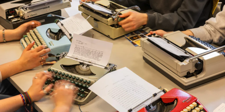 這名老師要求學生用機械打字機寫作，戒掉 AI 獨立思考