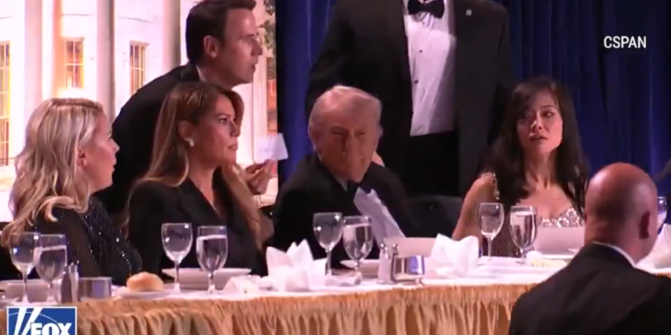 白宮記者晚宴爆槍響！川普緊急撤離，槍手傳當場擊斃