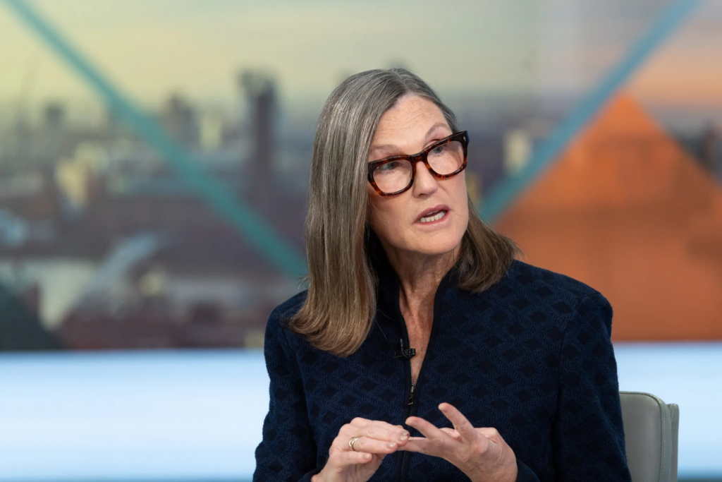 Cathie Wood 向 CZ 澄清還幣安清白：2025 年「1011 崩盤」非幣安系統故障引發
