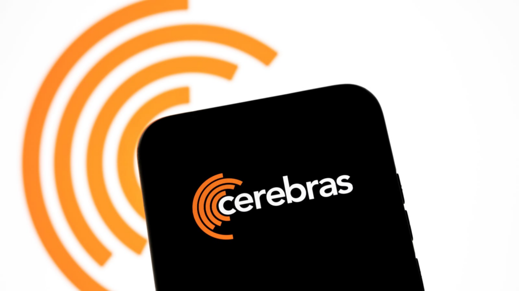 「Nvidia 最強挑戰者」Cerebras 正式上市!IPO 募資 55 億美元,開盤價飆漲 110% 衝上 390 美元