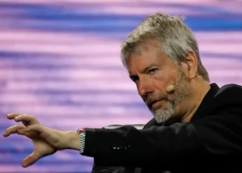 嚇瘋！Michael Saylor：微策略可能賣 BTC 支付股息、Strategy Q1 虧損 125 億美元