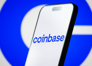 Coinbase 震撼裁員 14%！CEO 揭轉型內幕：淘汰純管理職、打造 AI 驅動「一人團隊」