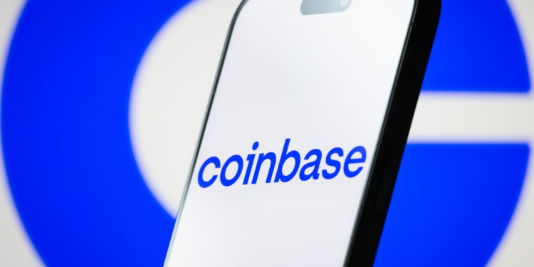 Coinbase 震撼裁員 14%！CEO 揭轉型內幕：淘汰純管理職、打造 AI 驅動「一人團隊」