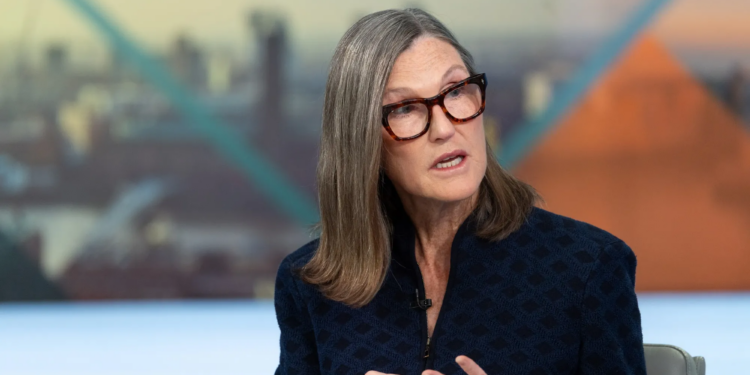 Cathie Wood 向 CZ 澄清還幣安清白：2025 年「1011 崩盤」非幣安系統故障引發