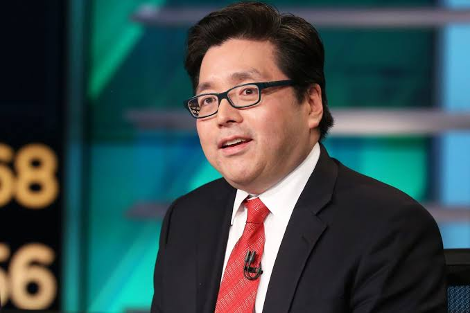 華爾街錯看聯準會?Tom Lee:華許極度偏鴿別急著做空!警告下半年迎「類熊市」修正