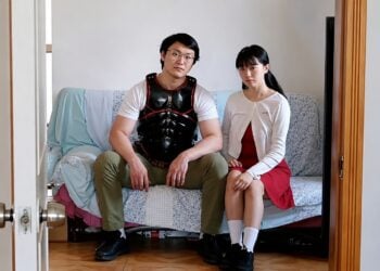 女大生被父母騙進「戒網癮中心」囚禁，男友披上鎧甲千里救她