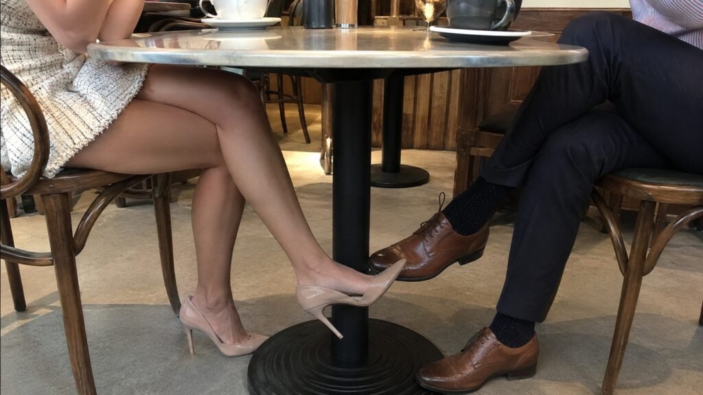 懂聊AI半導體的「智商美女伴遊」，在矽谷每小時賺進一張5090