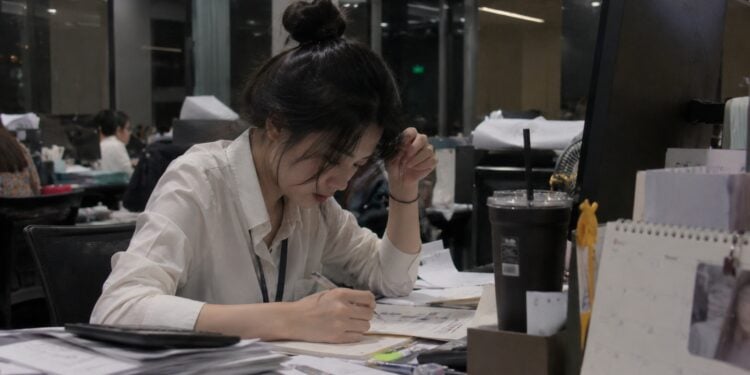 職場文化》30歲後辭掉正職，她從GenZ實習生身上重新「認識工作」