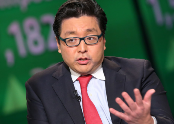 Tom Lee 喊話：微策略賣比特幣、ETF 大失血是「經典底部訊號」！Bitmine 逆勢加碼 11 萬枚 ETH