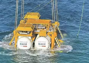 全球首座！中國啟用風力發電「水下數據中心」：能源效率達 1.15、零耗水迎戰 AI 算力潮