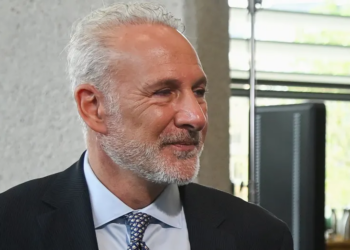 Peter Schiff 嘲諷比特幣信仰者：BTC 要跌回 2 萬美元！別忘了 3.5 年前有多慘
