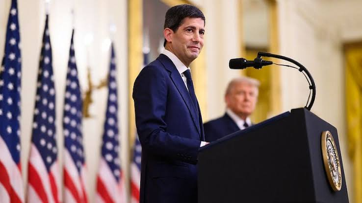 拒給 7 月降息承諾!新任 Fed 主席華許國際首秀嗆「通膨太高」,強硬反擊川普干預