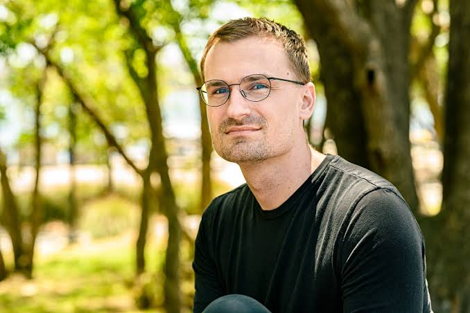 Base Co-Founder Admits Social Strategy Failure, Pivots to Global Finance Blockchain