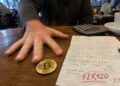 學生好心教加密貨幣卻被告！國小老師虧錢要他「高價買回BTC」還求償700萬