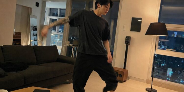 dance | 動區動趨-最具影響力的區塊鏈新聞媒體 田柾國大跳的《GG EZ》沒有歌手:韓國封殺 AI 版稅,擋不住 9160 萬次觀看