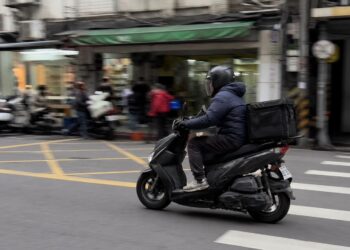 外送專法等了6年！下週正式上路，每趟最低報酬45元，爭議在哪？