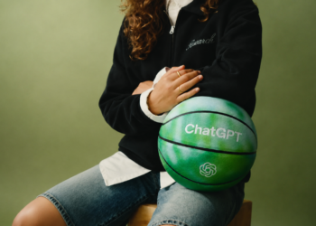 OpenAI 開賣 70 美元的 ChatGPT 籃球（已缺貨），還有上衣、帽子等周邊商品