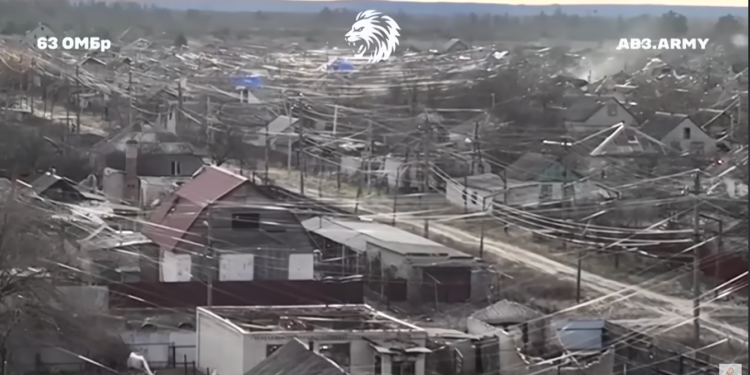 無人機主宰烏俄戰場：光纖遍地竟讓前線小鎮成「盤絲洞」、鳥兒以光纖築巢