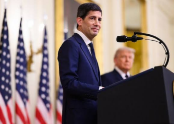 拒給 7 月降息承諾！新任 Fed 主席華許國際首秀嗆「通膨太高」，強硬反擊川普干預