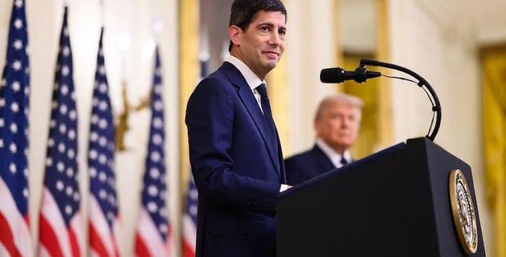 拒給 7 月降息承諾！新任 Fed 主席華許國際首秀嗆「通膨太高」，強硬反擊川普干預