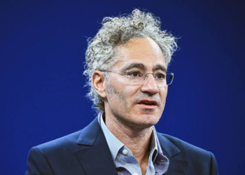 Palantir 執行長警告 AI 恐引發政治動盪！坦言自己將「暴富 20 倍」，但財富過度集中成美國最大危機