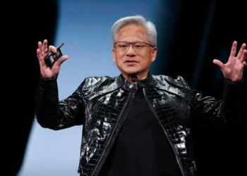 黃仁勳霸氣挺中國 AI！稱美國陷入 Kimi 恐慌「搞錯重點」：免費開源將引爆 NVIDIA 晶片需求
