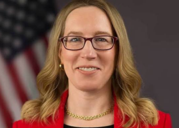 加密金庫與借貸恐踩紅線？「加密老媽」Hester Peirce 示警：上鏈不等於脫離證券法
